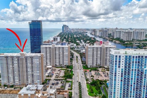 Condo in Hallandale Beach, Florida, 1 bedroom  № 1964871 - photo 12