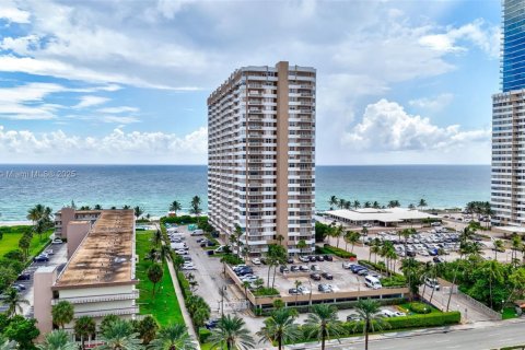 Condo in Hallandale Beach, Florida, 1 bedroom  № 1964871 - photo 7