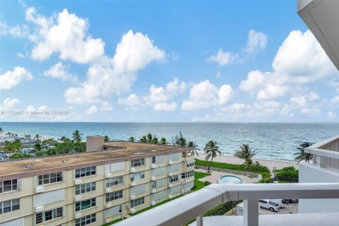 Condo in Hallandale Beach, Florida, 1 bedroom  № 1964871 - photo 1