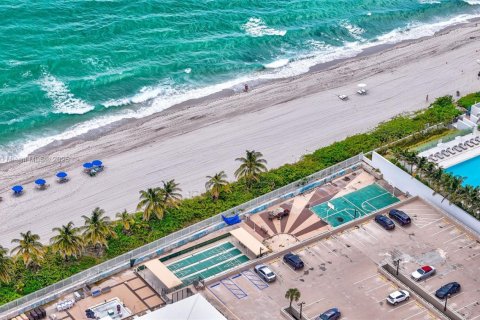 Condo in Hallandale Beach, Florida, 1 bedroom  № 1964871 - photo 15