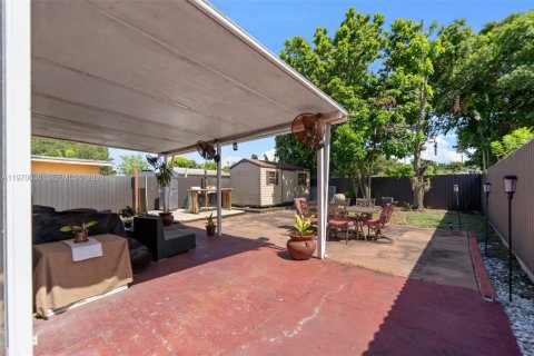 House in Miami, Florida 4 bedrooms, 107.95 sq.m. № 2031150 - photo 27