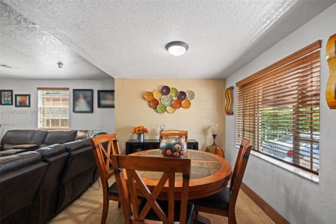 House in Miami, Florida 4 bedrooms, 107.95 sq.m. № 2031150 - photo 4