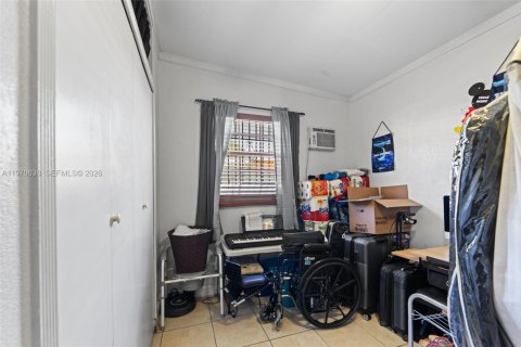 House in Miami, Florida 4 bedrooms, 107.95 sq.m. № 2031150 - photo 23