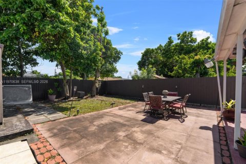 House in Miami, Florida 4 bedrooms, 107.95 sq.m. № 2031150 - photo 26