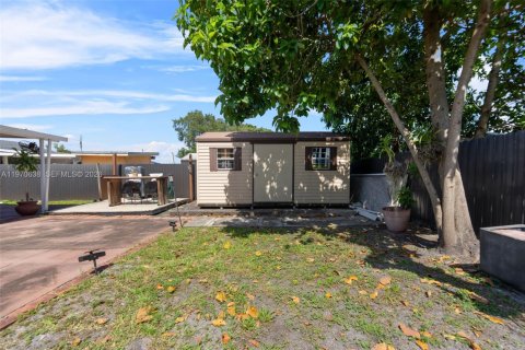 House in Miami, Florida 4 bedrooms, 107.95 sq.m. № 2031150 - photo 30