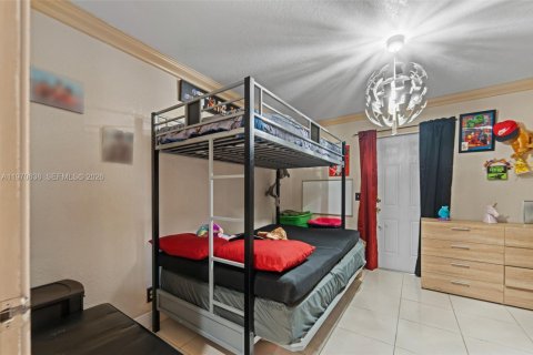 House in Miami, Florida 4 bedrooms, 107.95 sq.m. № 2031150 - photo 21