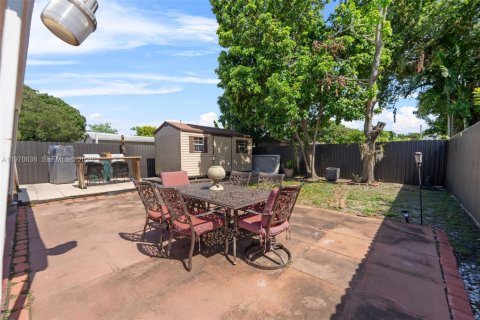 House in Miami, Florida 4 bedrooms, 107.95 sq.m. № 2031150 - photo 29