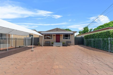 House in Miami, Florida 4 bedrooms, 107.95 sq.m. № 2031150 - photo 3