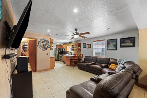 House in Miami, Florida 4 bedrooms, 107.95 sq.m. № 2031150 - photo 6