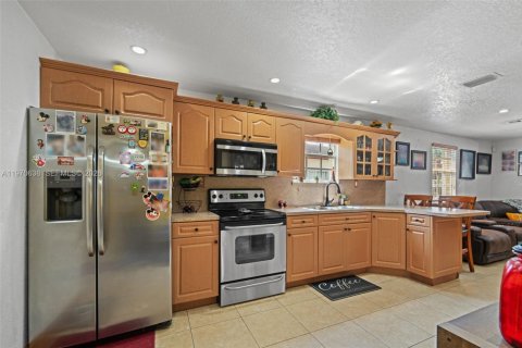 House in Miami, Florida 4 bedrooms, 107.95 sq.m. № 2031150