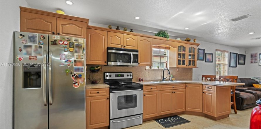 House in Miami, Florida 4 bedrooms, 107.95 sq.m. № 2031150