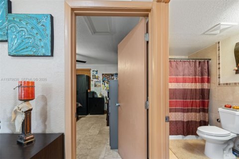 House in Miami, Florida 4 bedrooms, 107.95 sq.m. № 2031150 - photo 17