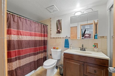 House in Miami, Florida 4 bedrooms, 107.95 sq.m. № 2031150 - photo 12