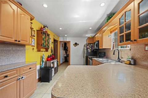 House in Miami, Florida 4 bedrooms, 107.95 sq.m. № 2031150 - photo 9