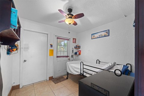 House in Miami, Florida 4 bedrooms, 107.95 sq.m. № 2031150 - photo 22