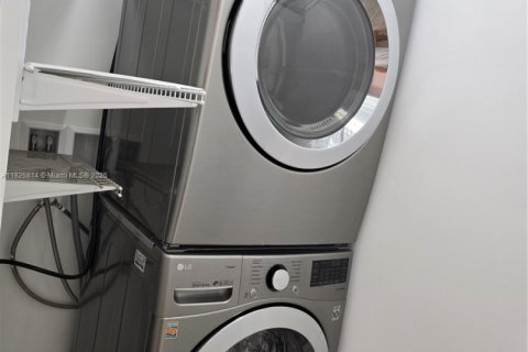 Condominio en venta en Miami, Florida, 1 dormitorio, 62.71 m2 № 1934872 - foto 13