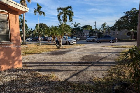 Casa en venta en Hollywood, Florida, 6 dormitorios, 495.08 m2 № 2010531 - foto 2