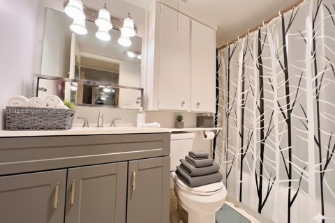 Condo in West Palm Beach, Florida, 2 bedrooms  № 1974059 - photo 9