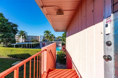 Condo in West Palm Beach, Florida, 2 bedrooms  № 1974059 - photo 3