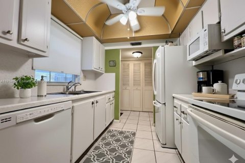 Condo in West Palm Beach, Florida, 2 bedrooms  № 1974059 - photo 6