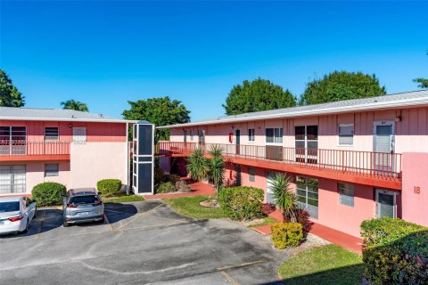 Condo in West Palm Beach, Florida, 2 bedrooms  № 1974059 - photo 1