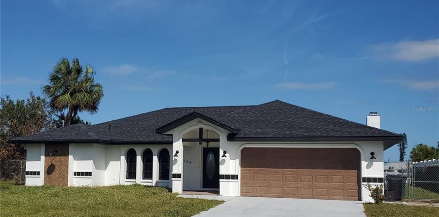 House in Port Charlotte, Florida 3 bedrooms, 184.88 sq.m. № 1407550