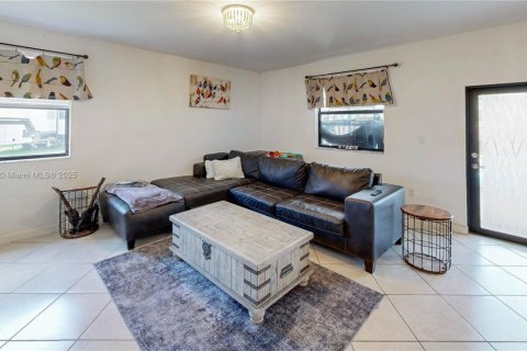 Casa en venta en Miami, Florida, 5 dormitorios, 296.45 m2 № 1927609 - foto 18