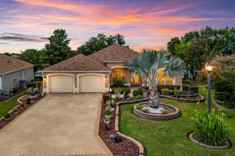 House in The Villages, Florida 3 bedrooms, 194.82 sq.m. № 2287292