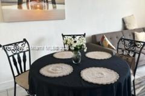 Condo in North Miami, Florida, 1 bedroom  № 1801037 - photo 10