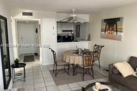 Condo in North Miami, Florida, 1 bedroom  № 1801037 - photo 8
