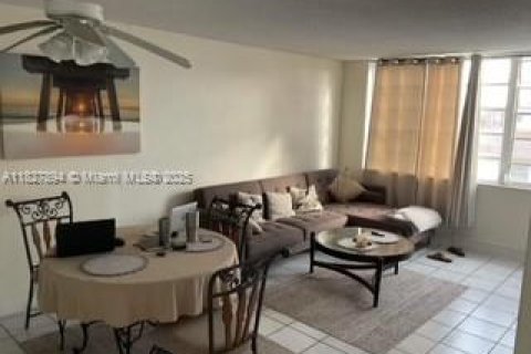 Condo in North Miami, Florida, 1 bedroom  № 1801037 - photo 5