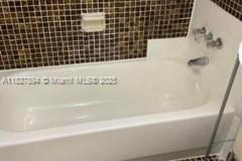 Condo in North Miami, Florida, 1 bedroom  № 1801037 - photo 13