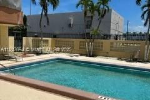 Condo in North Miami, Florida, 1 bedroom  № 1801037 - photo 3