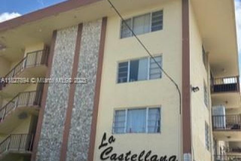 Condo in North Miami, Florida, 1 bedroom  № 1801037 - photo 1