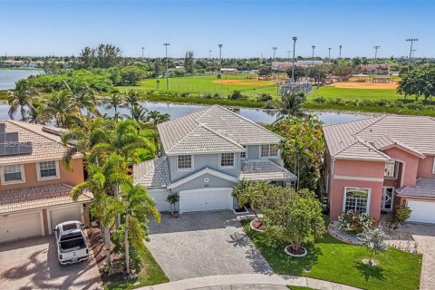 Casa en venta en Pembroke Pines, Florida, 4 dormitorios, 293.2 m2 № 2270353 - foto 3