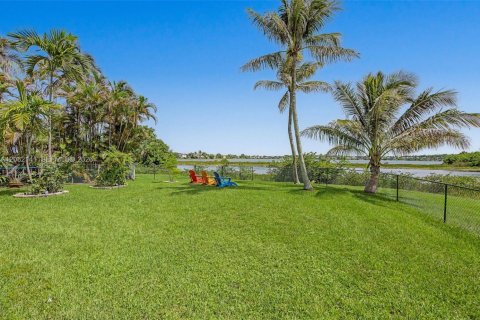 Casa en venta en Pembroke Pines, Florida, 4 dormitorios, 293.2 m2 № 2270353 - foto 17