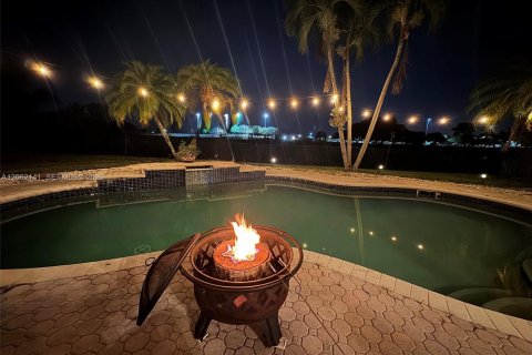 Casa en venta en Pembroke Pines, Florida, 4 dormitorios, 293.2 m2 № 2270353 - foto 10