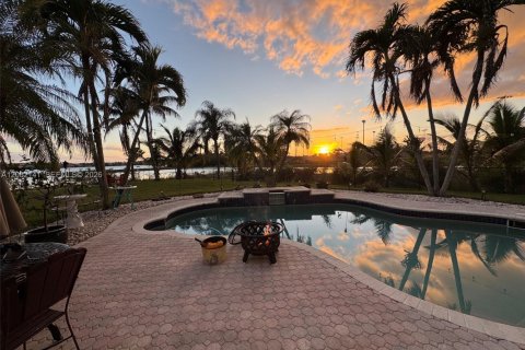 Casa en venta en Pembroke Pines, Florida, 4 dormitorios, 293.2 m2 № 2270353 - foto 7