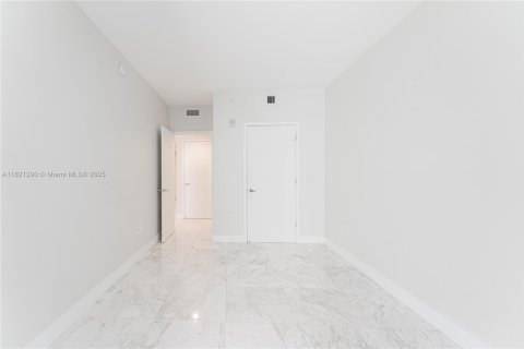 Condo in Miami, Florida, 2 bedrooms  № 1781484 - photo 27