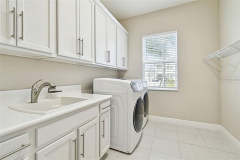 Casa en venta en Wesley Chapel, Florida, 5 dormitorios, 415.46 m2 № 1918952 - foto 4