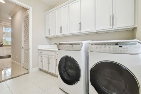 Casa en venta en Wesley Chapel, Florida, 5 dormitorios, 415.46 m2 № 1918952 - foto 5