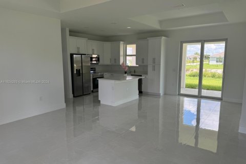 House in Lehigh Acres, Florida 3 bedrooms, 128.86 sq.m. № 1270912 - photo 4