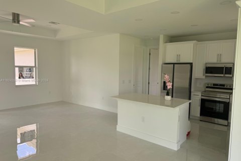 House in Lehigh Acres, Florida 3 bedrooms, 128.86 sq.m. № 1270912 - photo 6