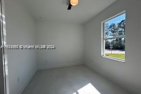 House in Lehigh Acres, Florida 3 bedrooms, 128.86 sq.m. № 1270912 - photo 9
