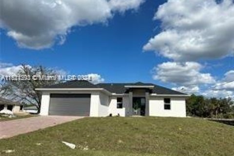 House in Lehigh Acres, Florida 3 bedrooms, 128.86 sq.m. № 1270912 - photo 1