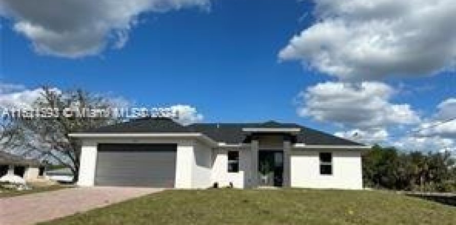 House in Lehigh Acres, Florida 3 bedrooms, 128.86 sq.m. № 1270912