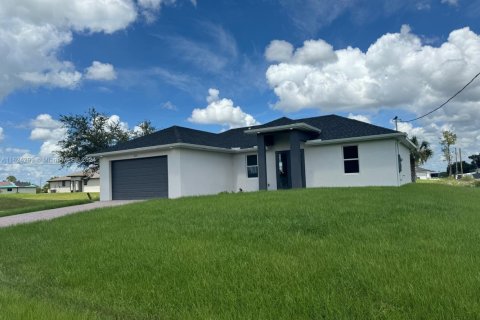 House in Lehigh Acres, Florida 3 bedrooms, 128.86 sq.m. № 1270912 - photo 3