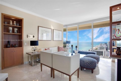 Condo in Miami Beach, Florida, 2 bedrooms  № 1938252 - photo 1