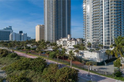 Condo in Miami Beach, Florida, 2 bedrooms  № 1938252 - photo 22