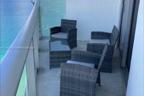 Condo in Hollywood, Florida, 2 bedrooms № 2035646 - photo 12